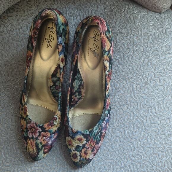 EUC Soft Style Floral Pumps, 10 - Picture 2 of 8